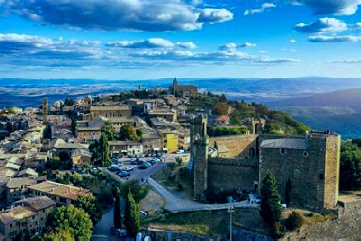 Lucy, 27 — Escort in Montalcino, Italy