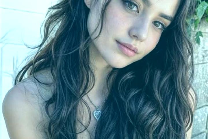 Luna, 20, a auburn amber-eyed middle eastern companion based in Gnititoigui. Offering Domination, CIM, Girlfriend Experience, Erotic Massage. Available for i...