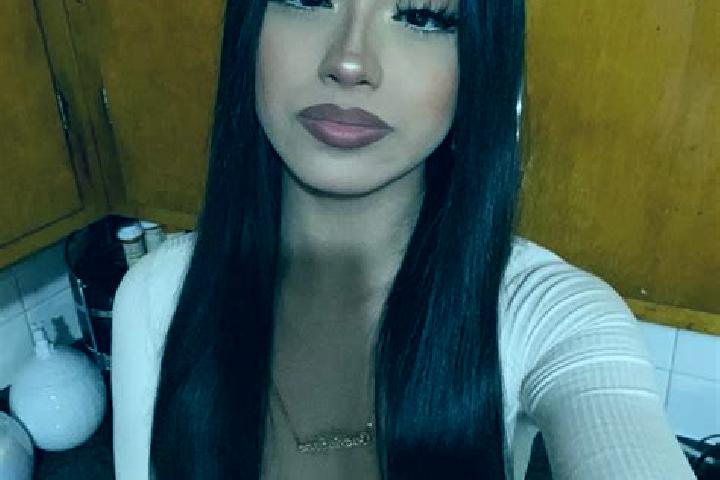 Luna, 20, a black amber-eyed latina companion based in Wonodadi. Offering Dinner Date, GFE, Party Girl. Available for incall and outcall, day and evening dates.