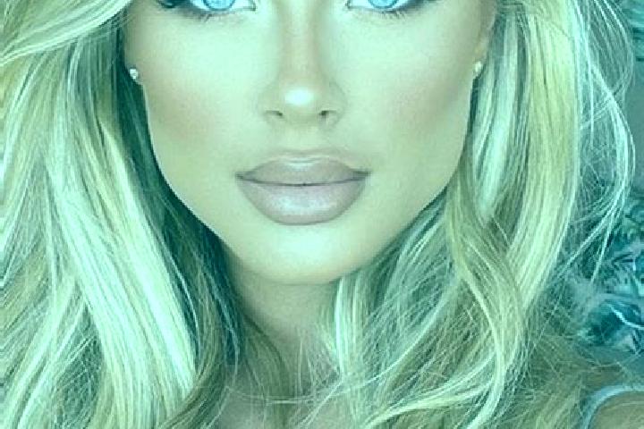 Luna, 21, a blonde hazel-eyed latina companion based in Ceauru. Offering Travel Companion, CIM, Fetish. Available for incall and outcall, day and evening dates.