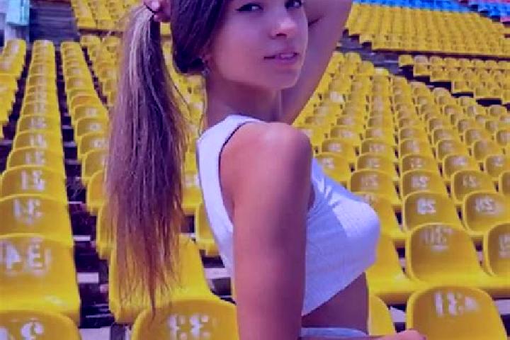Luna, 21 — Escort in Lera, Romania