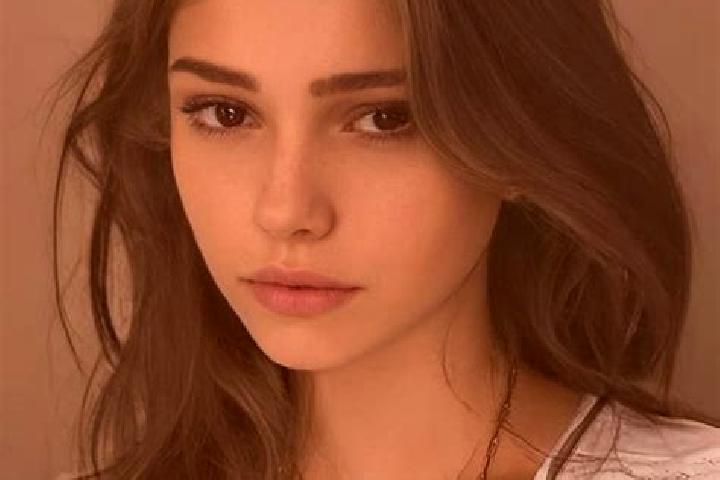 Luna, 23, a chestnut hazel-eyed slavic companion based in La Mana. Offering Striptease, BDSM, Deep French Kissing, A-Level, CIM. Available for incall and out...