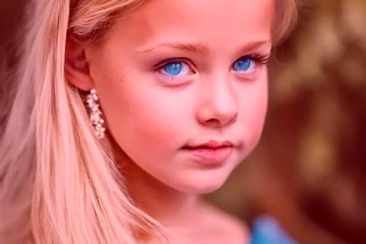 Luna, 24, a blonde blue-eyed middle eastern companion based in Chearsley. Offering Erotic Massage, CIM, Domination, Tantra. Available for incall and outcall,...