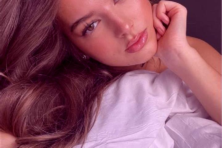 Luna, 27, a brunette hazel-eyed slavic companion based in Mlajet. Offering Domination, Couples, Erotic Massage. Available for incall and outcall, day and eve...