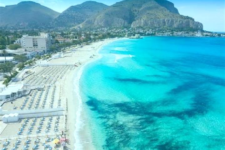 Luna, 27 — Escort in Santa Venerina, Italy