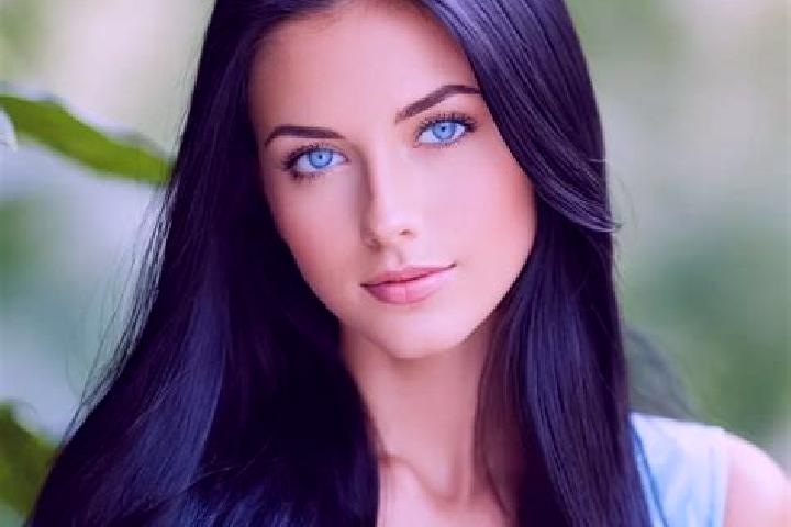 Luna, 28, a chestnut blue-eyed mediterranean companion based in Zuerich (Kreis 8) / Seefeld. Offering Travel Companion, BDSM, Prostate Massage. Available for...