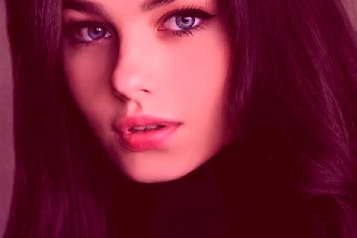 Luna, 28, a red grey-eyed slavic companion based in Cassola. Offering Striptease, Fetish, Overnight, Party Girl. Available for incall and outcall, day and ev...