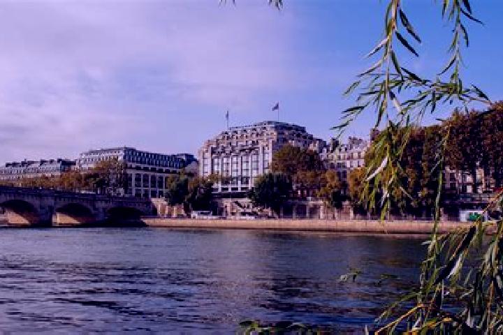 Luna, 28 — Escort in Cheval-Blanc, France