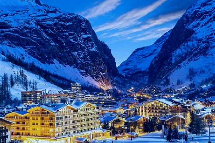 Luna, 28 — Escort in Val-d Isere, France