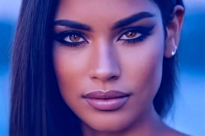 Luna, 32, a dark blonde dark-eyed latina companion based in Albestroff. Offering Striptease, Duos, BDSM. Available for incall and outcall, day and evening da...