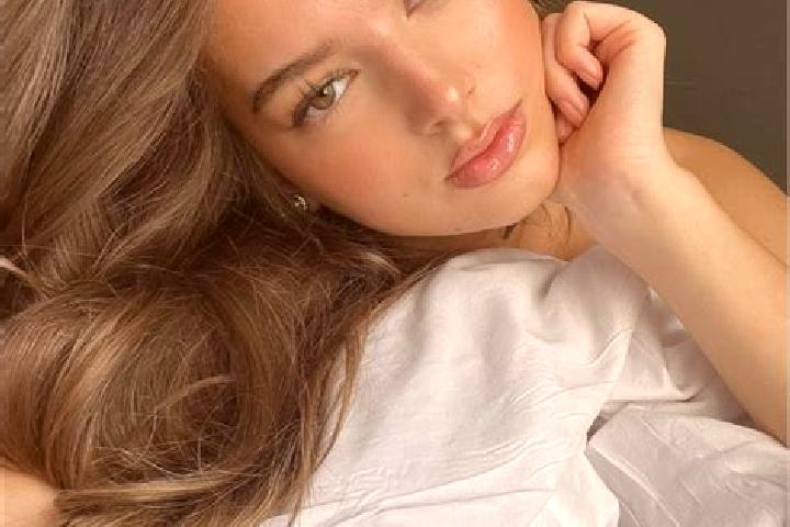 Luna, 34, a brunette hazel-eyed asian companion based in Lunca Cetatuii. Offering Party Girl, Overnight, Couples. Available for incall and outcall, day and e...