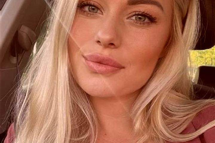 Luna, 36, a blonde hazel-eyed mixed companion based in Argolikon. Offering Prostate Massage, Domination, CIM. Available for incall and outcall, overnight boo...