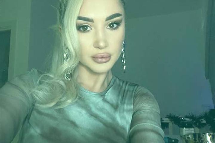 Luna, 39, a blonde amber-eyed ebony companion based in Virudunagar. Offering Couples, Party Girl, GFE. Available for incall and outcall, day and evening dates.