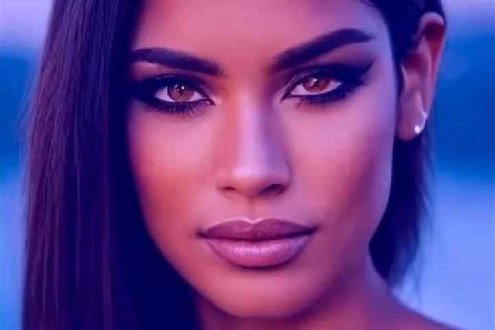 Madison, 23, a red brown-eyed latina companion based in Monteleone. Offering Massage, 69, Striptease. Available for incall and outcall, day and evening dates.