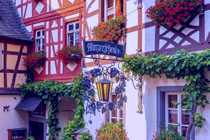 Madison, 23 — Escort in Schomerich, Germany