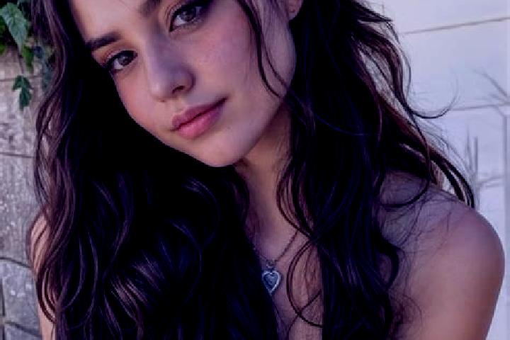 Madison, 25, a auburn hazel-eyed caucasian companion based in Beckerich. Offering Striptease, Overnight, Travel Companion, Massage, Girlfriend Experience. Av...