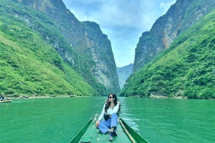 Madison, 26, a red grey-eyed mixed companion based in Nho Quan. Offering Tantra, Travel Companion, 69, A-Level, Couples. Available for incall and outcall, ov...