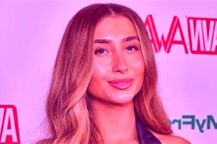 Madison, 26 — Escort in Latille, France