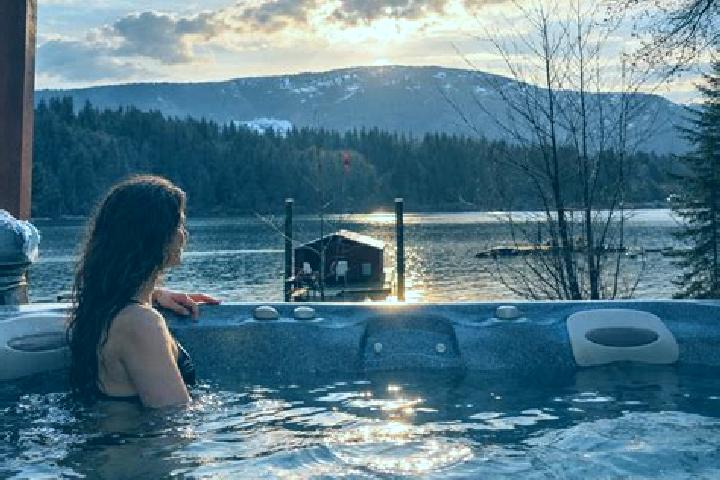 Madison, 28 — Escort in Honeymoon Bay, Canada