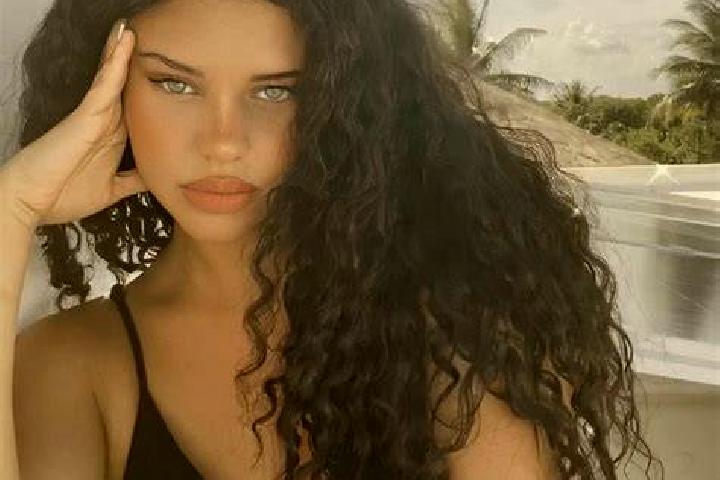 Maya, 20, a black grey-eyed latina companion based in Gorowo Ilaweckie. Offering OWO, 69, Couples. Available for incall and outcall, day and evening dates.