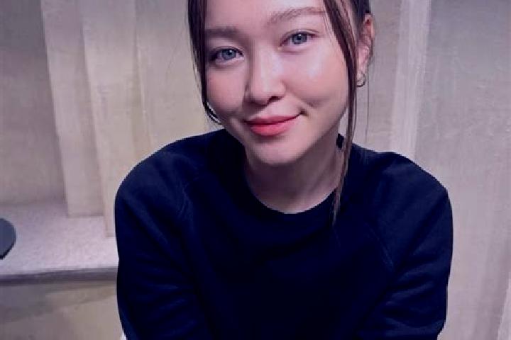 Maya, 21, a red blue-eyed asian companion based in Siu Sai Wan Estate. Offering Overnight, OWO, BDSM, Domination. Available for incall and outcall, overnight...