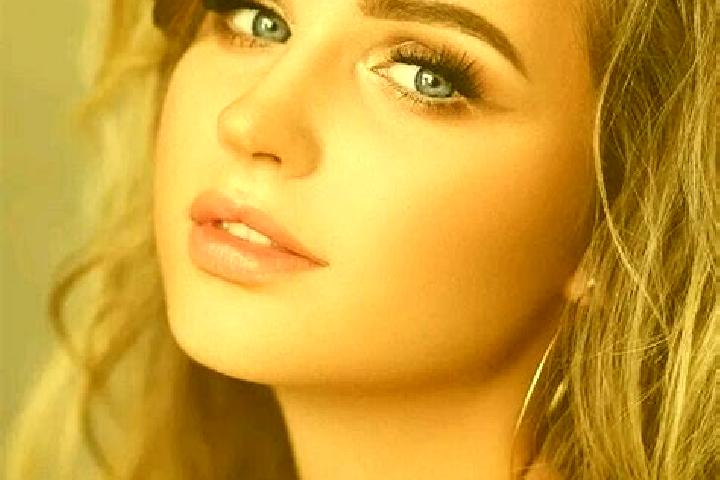 Maya, 22, a dark blonde blue-eyed mediterranean companion based in Fara Novarese. Offering Domination, Party Girl, Prostate Massage, Massage. Available for i...