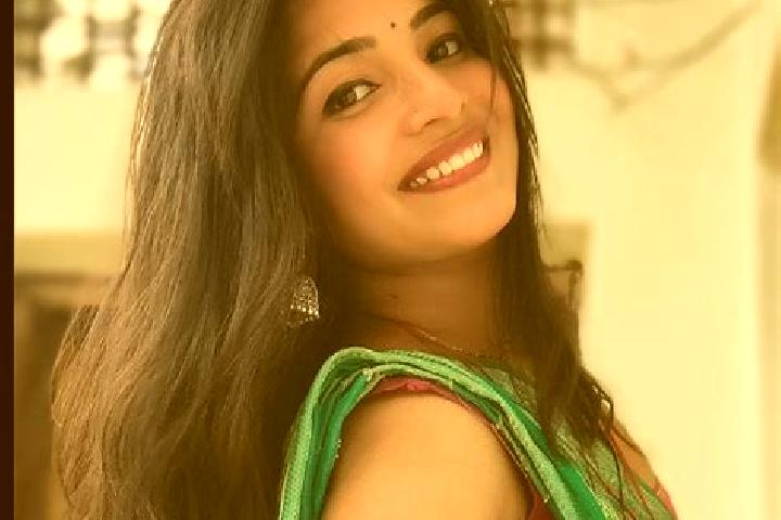 Maya, 22 — Escort in Handia, India