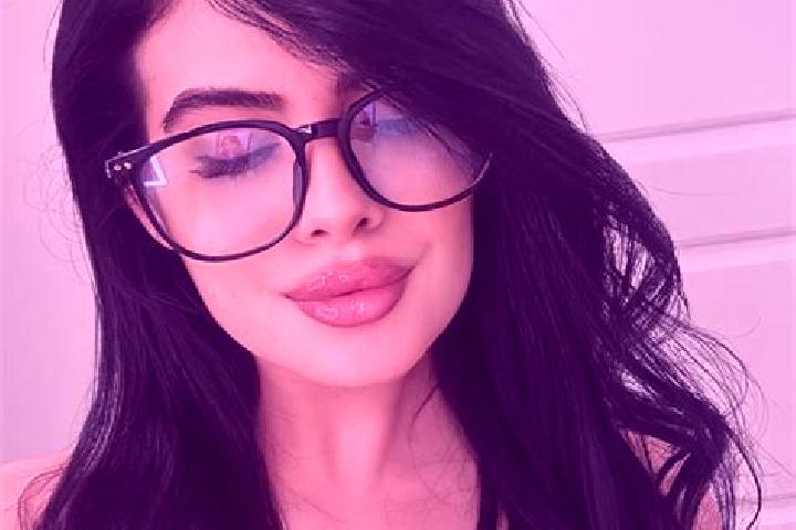 Maya, 22 — Escort in Horodniceni, Romania