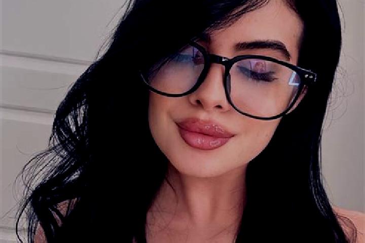 Maya, 22 — Escort in Voslabeni, Romania