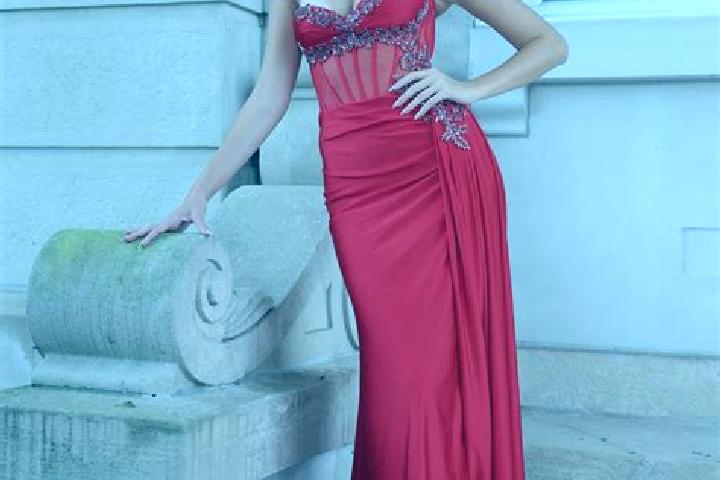 Maya, 25 — Escort in Coutures, France