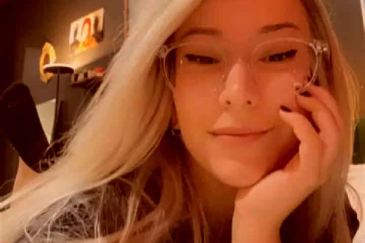 Maya, 28, a auburn amber-eyed mixed companion based in Puchberg am Schneeberg. Offering Domination, Roleplay. Available for incall and outcall, overnight boo...