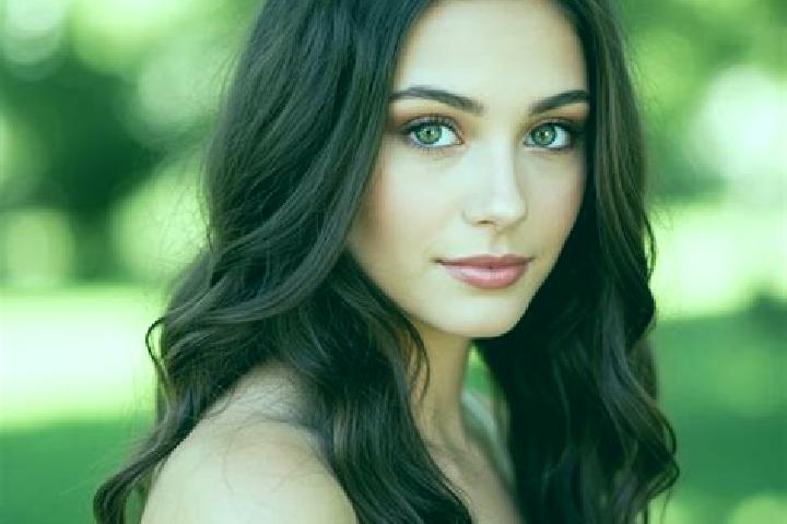 Mia, 22, a brunette hazel-eyed mediterranean companion based in Luna. Offering Prostate Massage, Deep French Kissing, OWO, Striptease. Available for incall a...