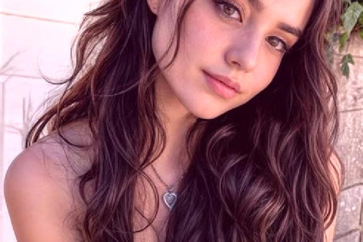 Mia, 23, a auburn hazel-eyed middle eastern companion based in Pasian di Prato. Offering Erotic Massage, OWO, Dinner Date, Fetish, 69. Available for incall a...