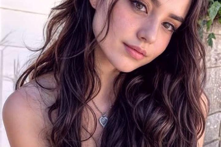 Mia, 23, a brunette hazel-eyed mediterranean companion based in Viriato. Offering Domination, Striptease, Couples. Available for incall and outcall, day and ...