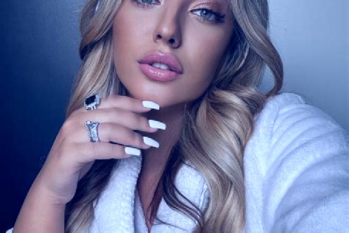 Mia, 23 — Escort in Medreac, France