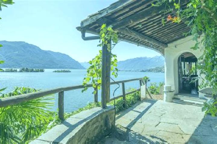 Mia, 24, a chestnut dark-eyed latina companion based in Ronco sopra Ascona. Offering Couples, Tantra, Overnight, Erotic Massage, Domination. Available for in...