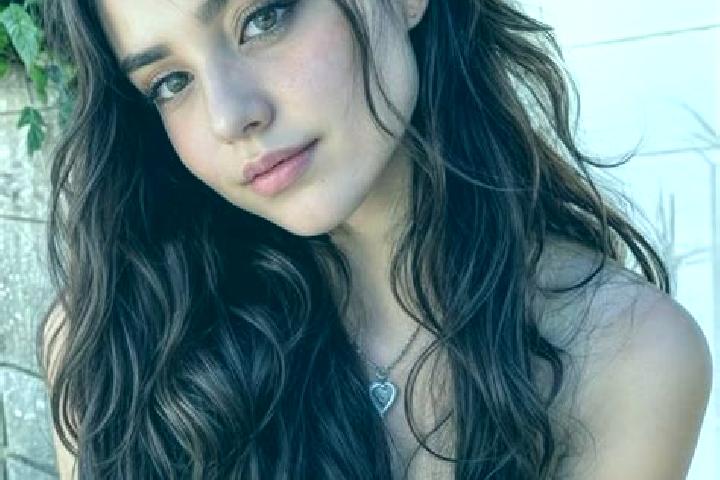 Mia, 25, a auburn amber-eyed middle eastern companion based in Landewednack. Offering Duos, Prostate Massage. Available for incall and outcall, day and eveni...