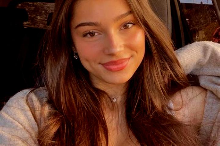 Mia, 26, a brunette hazel-eyed european companion based in Prevost. Offering Roleplay, Dinner Date, Party Girl, Couples, Duos. Available for incall and outca...