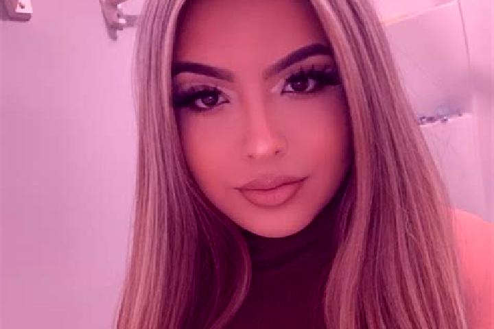 Mia, 27, a red brown-eyed latina companion based in Denizyaka. Offering Dinner Date, OWO, A-Level. Available for incall and outcall, day and evening dates.