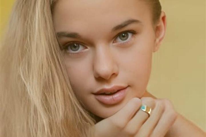 Mia, 27 — Escort in Nouzonville, France