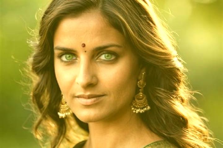 Mia, 28, a brunette green-eyed indian companion based in Naravarikuppam. Offering Roleplay, OWO, 69, Striptease. Available for incall and outcall, overnight ...