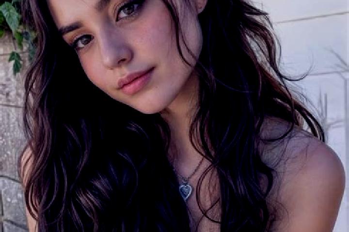 Mia, 28, a chestnut brown-eyed caucasian companion based in Palata Pepoli. Offering Deep French Kissing, A-Level, Overnight, Couples, Party Girl. Available f...