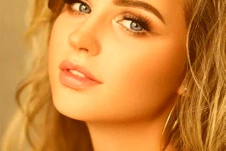 Mia, 31, a blonde amber-eyed slavic companion based in Emmering. Offering Massage, Dinner Date, Deep French Kissing, Travel Companion, Prostate Massage. Avai...