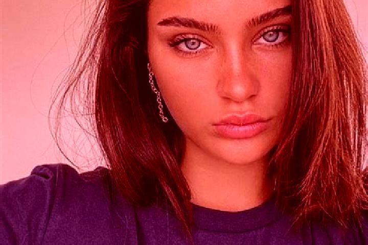 Mia, 31, a brunette blue-eyed mixed companion based in Shathah. Offering A-Level, BDSM, Party Girl. Available for incall and outcall, day and evening dates.