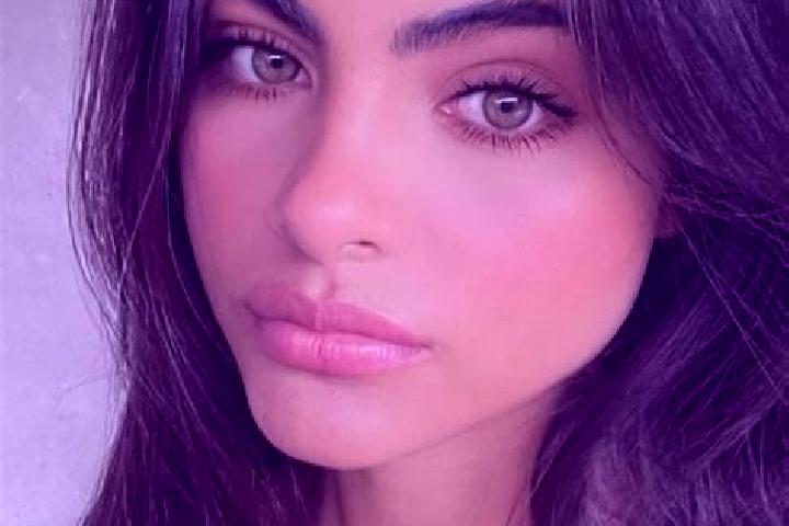 Mia, 34, a red dark-eyed indian companion based in Kadaiya. Offering Overnight, Striptease, Deep French Kissing, Massage, Duos. Available for incall and outc...