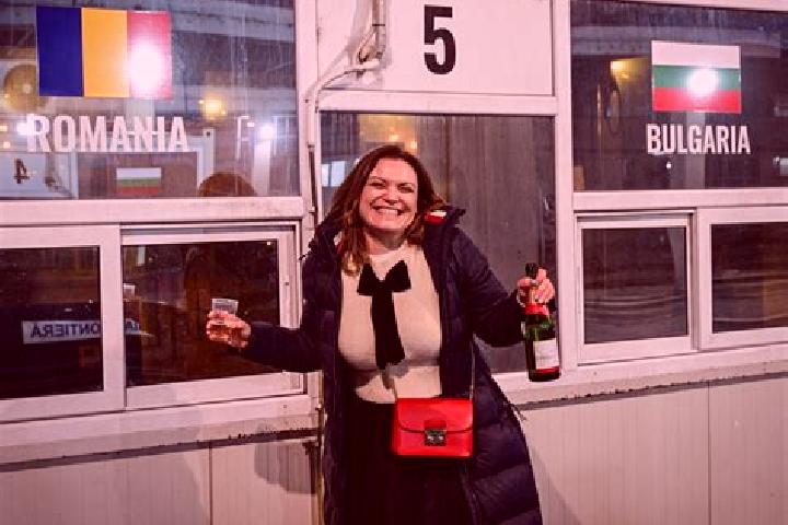 Mia, 36 — Escort in Darjiu, Romania