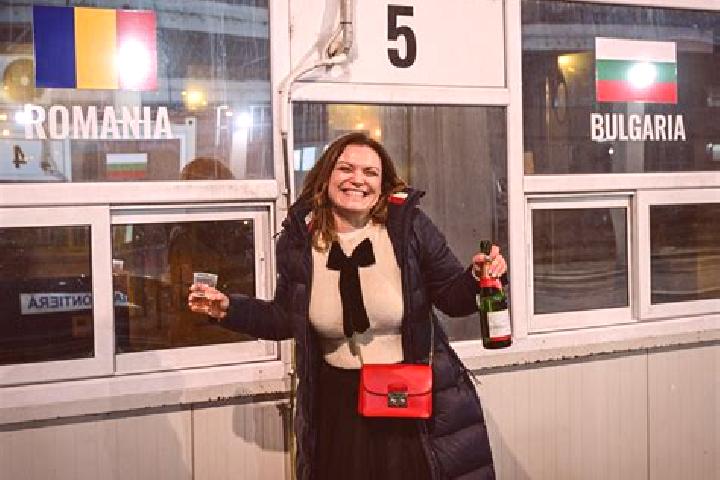 Mia, 36 — Escort in Suharau, Romania