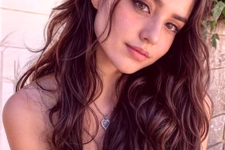 Mila, 20, a auburn amber-eyed middle eastern companion based in Bordenii Mari. Offering GFE, Domination, Erotic Massage, Roleplay. Available for incall and o...