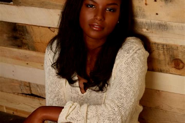 Mila, 27, a red dark-eyed ebony companion based in Duchcov. Offering Tantra, BDSM, Party Girl. Available for incall and outcall, day and evening dates.