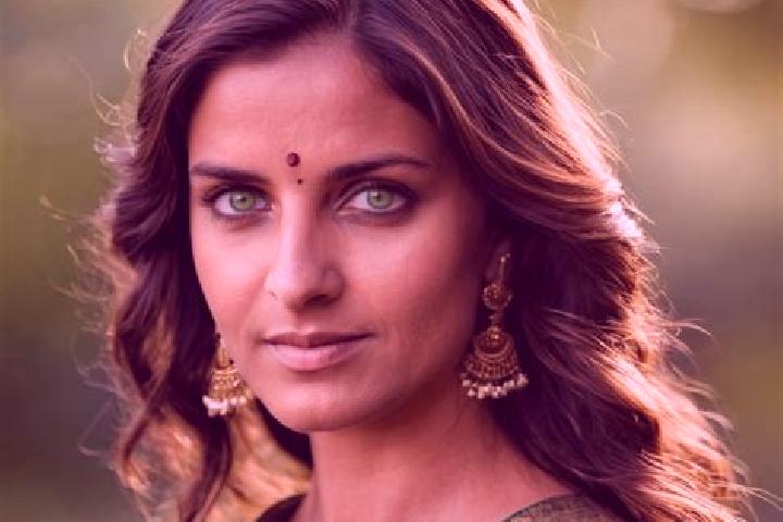 Mila, 32, a red green-eyed indian companion based in Dzitas. Offering Domination, Tantra, BDSM. Available for incall and outcall, day and evening dates.
